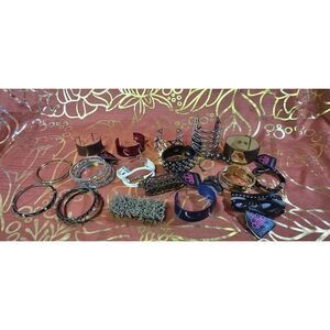 Fashion Bracelet Bundle – 18 Pieces, Mixed Materials & Designs